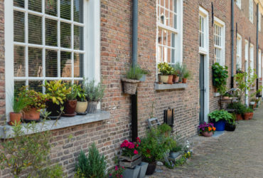 Le béguinage permet le maintien à domicile des personnes âgées qui souhaitent vivre ensemble de façon indépendante avec un encadrement professionnel.