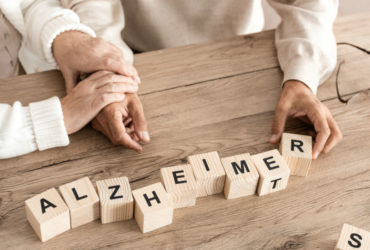 Depuis-plus-de-30-ans-France-Alzheimer-et-maladies-apparentées-s’engage-aux-côtés-des-familles,-des-professionnels du secteur médico-social, des chercheurs, des acteurs institutionnels pour optimiser à court terme la prise en soin, et améliorer à long terme, la lutte contre Alzheimer et ses maladies apparentées.