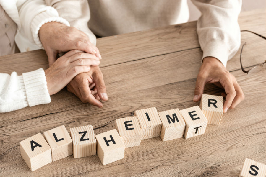 Depuis-plus-de-30-ans-France-Alzheimer-et-maladies-apparentées-s’engage-aux-côtés-des-familles,-des-professionnels du secteur médico-social, des chercheurs, des acteurs institutionnels pour optimiser à court terme la prise en soin, et améliorer à long terme, la lutte contre Alzheimer et ses maladies apparentées.